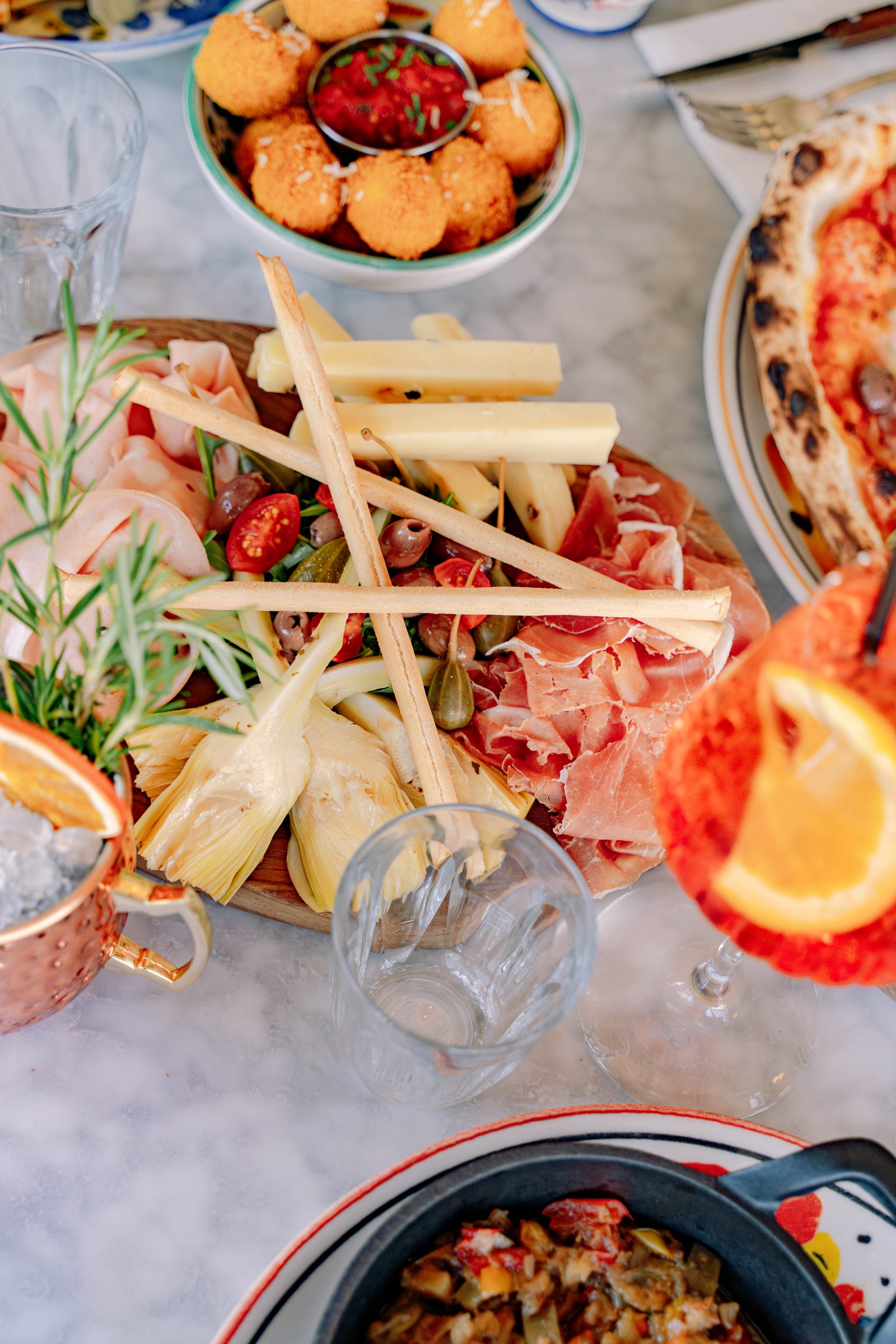 Planche d'antipasti et cocktails sur une table de Pozzi Nonni