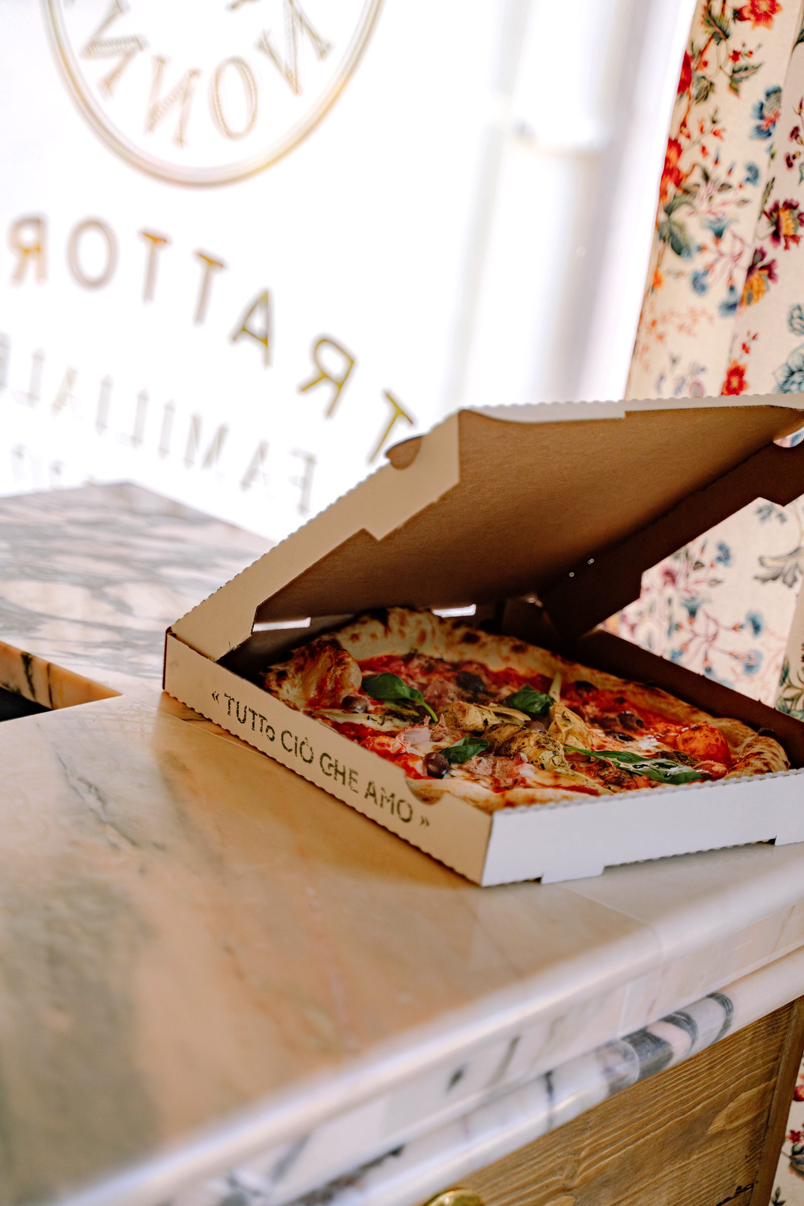Une pizza de Pozzito ouverte dans sa boîte kraft
