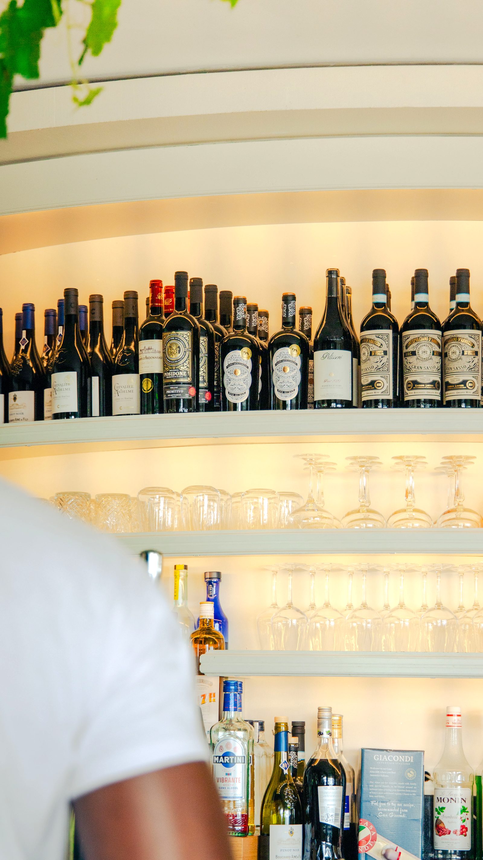 La cave de Pozzi Nonni : vins italiens et verres alignés