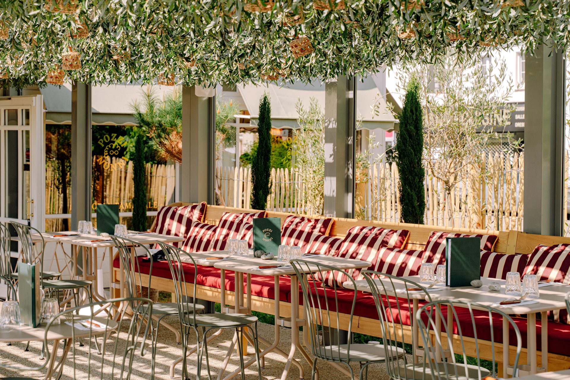 La pergola fleurie de Pozzi Nonni à Bois-Guillaume, banquettes rayées sous la glycine