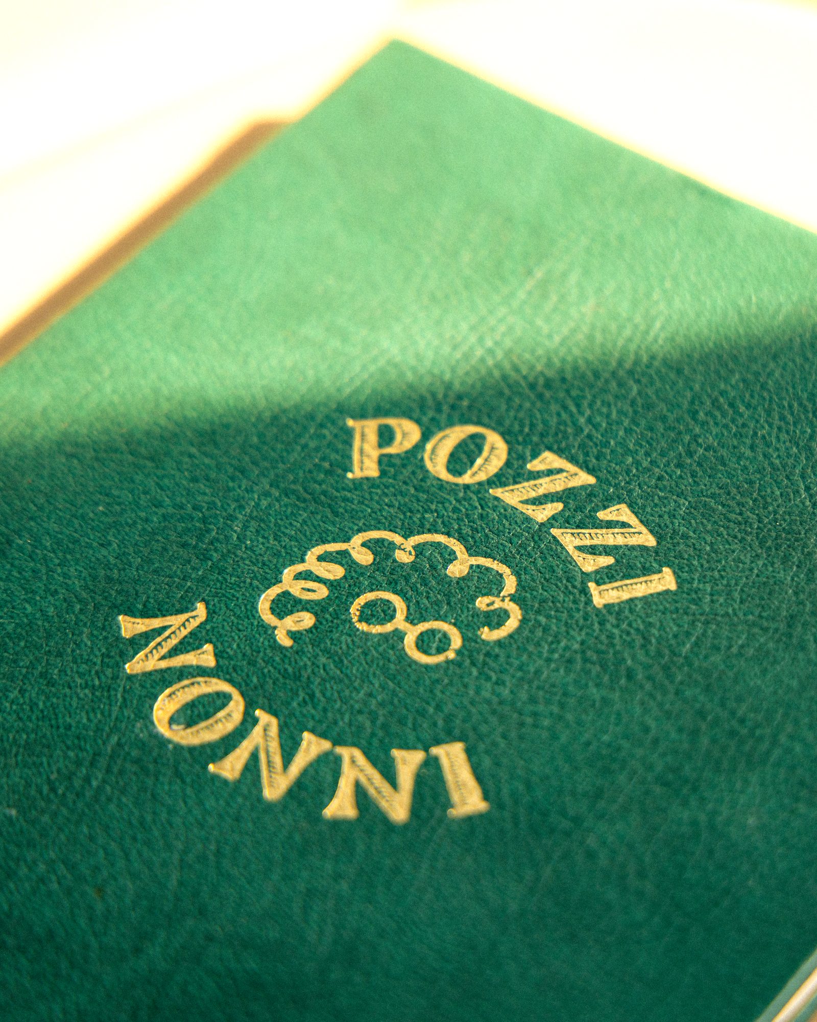 La carte de Pozzi Nonni reliée de vert, frappée du tampon aux lunettes