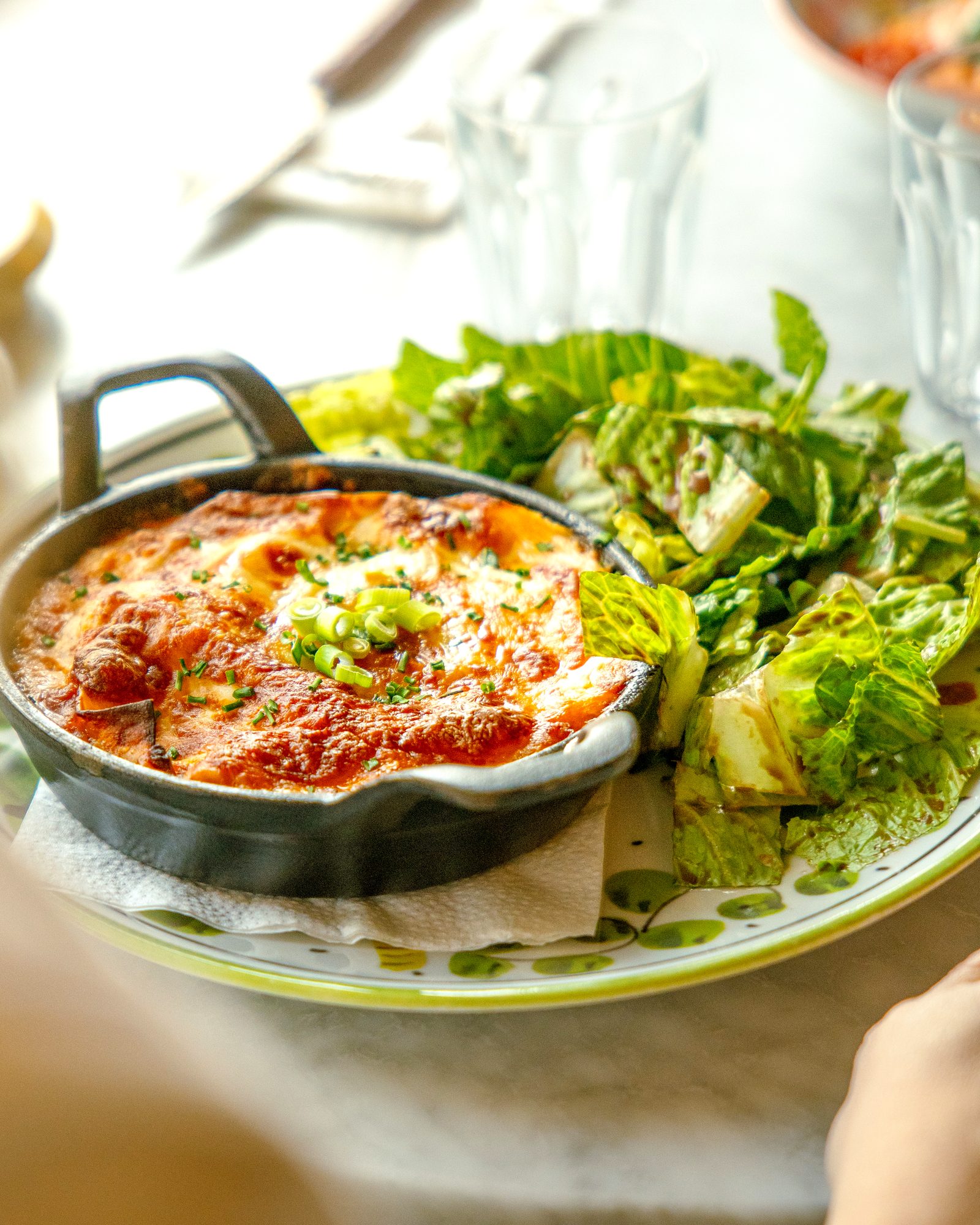 Aubergine parmigiana gratinée servie avec salade